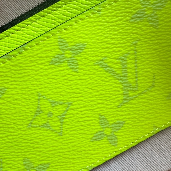 Louis Vuitton Coin Card Holder Wallet
Neon Yellow - Picture 4 of 16